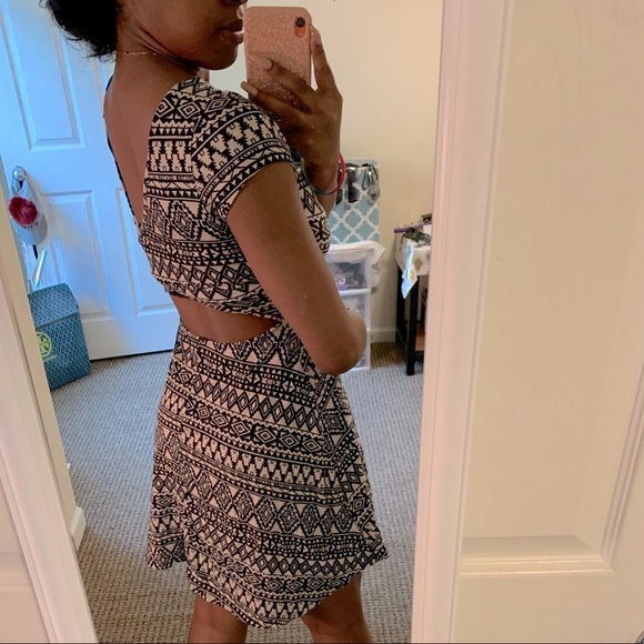 Patterned Designed Dress - Picture 4 of 7